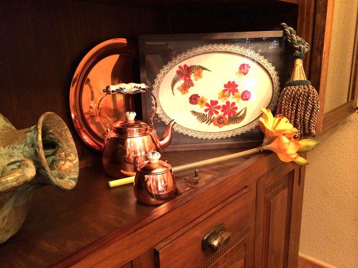 Bandeja de madera pintada con pátinas, decorada con flor seca y pasamanería.