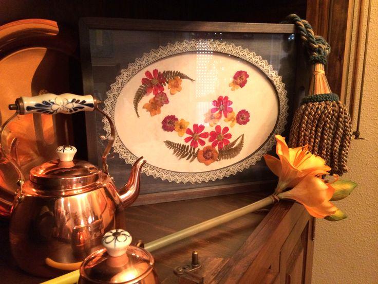 Bandeja de madera pintada con pátinas, decorada con flor seca y pasamanería.