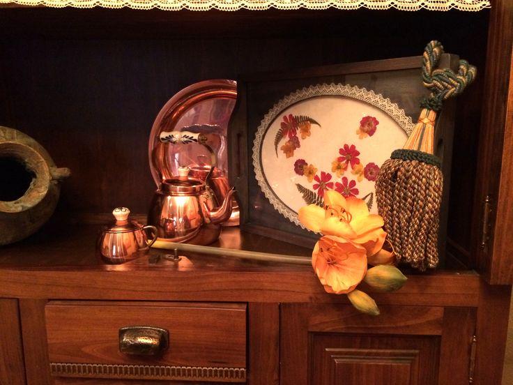 Bandeja de madera pintada con pátinas, decorada con flor seca y pasamanería.