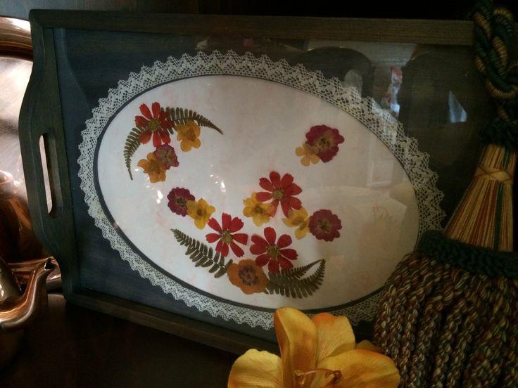 Bandeja de madera pintada con pátinas, decorada con flor seca y pasamanería.