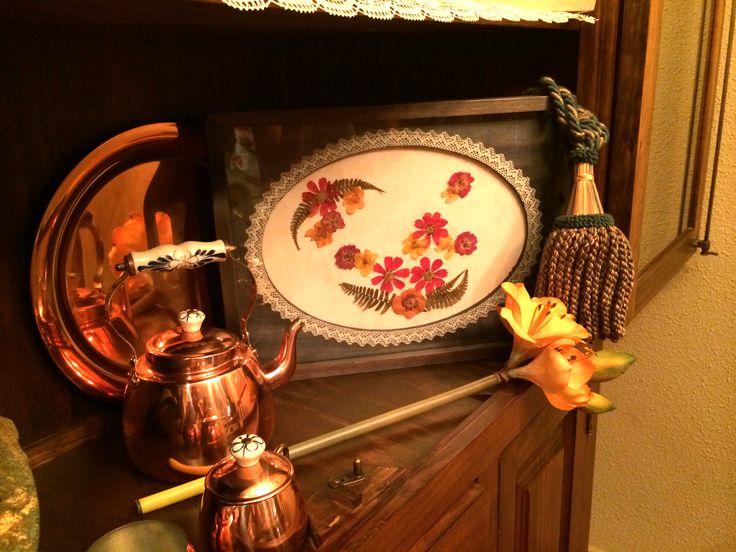 Bandeja de madera pintada con pátinas, decorada con flor seca y pasamanería.