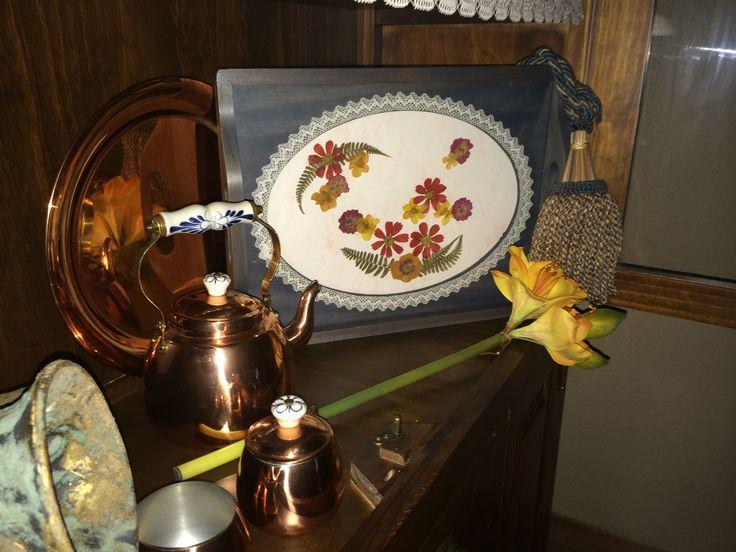 Bandeja de madera pintada con pátinas, decorada con flor seca y pasamanería.