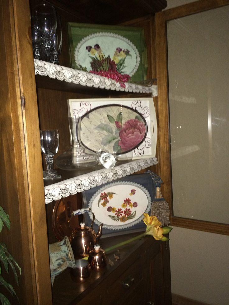 Bandejas de madera decoradas.