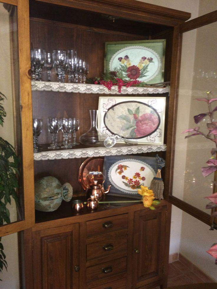 Bandejas de madera decoradas.