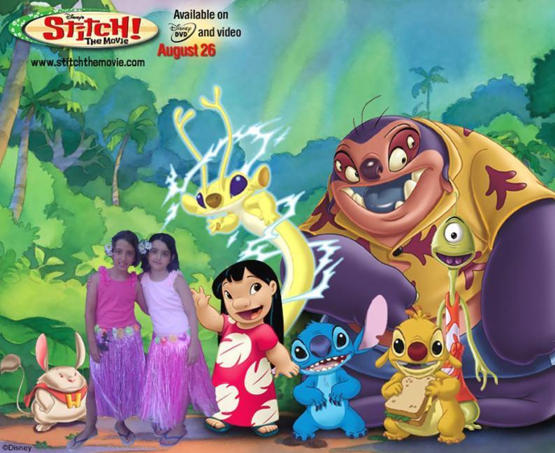 Gema y Lucía con sus amigos Lilo, Stich y compañía.
