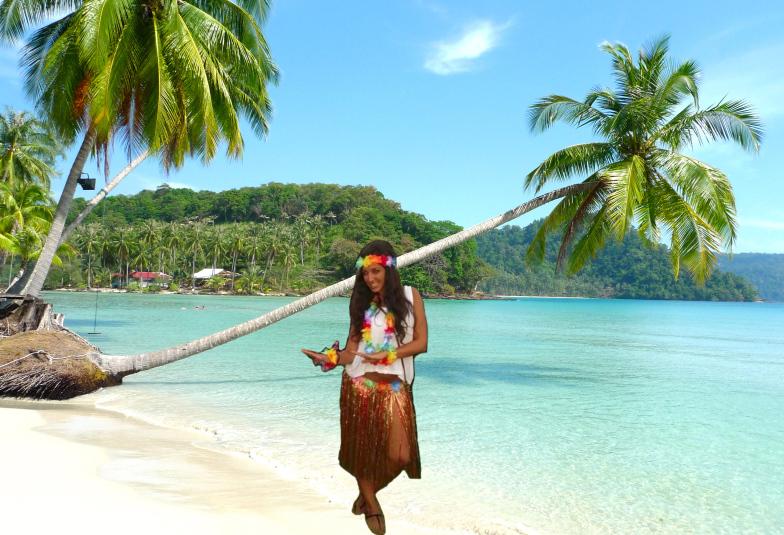 María en una playa paradisíaca.