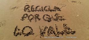 Recicla, por que lo vale Frases de Reciclado Creativo en la arena (8)