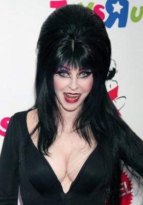 Peinado variante Morticia Halloween