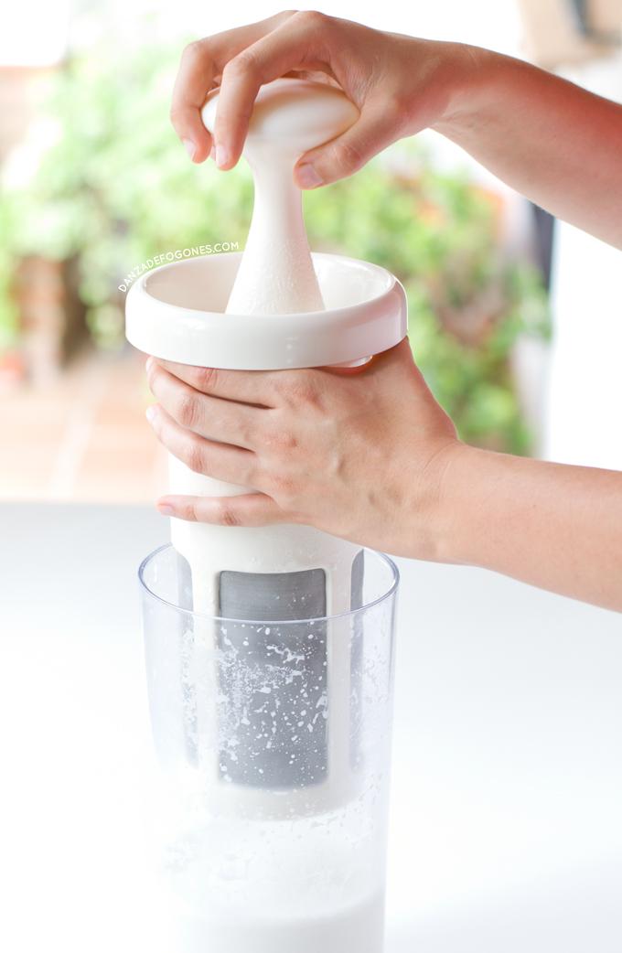 Leche de anacardos paso a paso con Chufamix. La leche de anacardos es mi preferida, está riquísima. La he hecho con Chufamix, un utensilio muy fácil de usar para preparar cualquier leche vegetal. | danzadefogones.com #danzadefogones