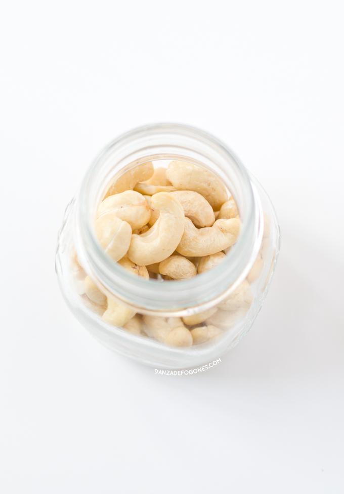 Anacardos. La leche de anacardos es mi preferida, está riquísima. La he hecho con Chufamix, un utensilio muy fácil de usar para preparar cualquier leche vegetal. | danzadefogones.com #danzadefogones