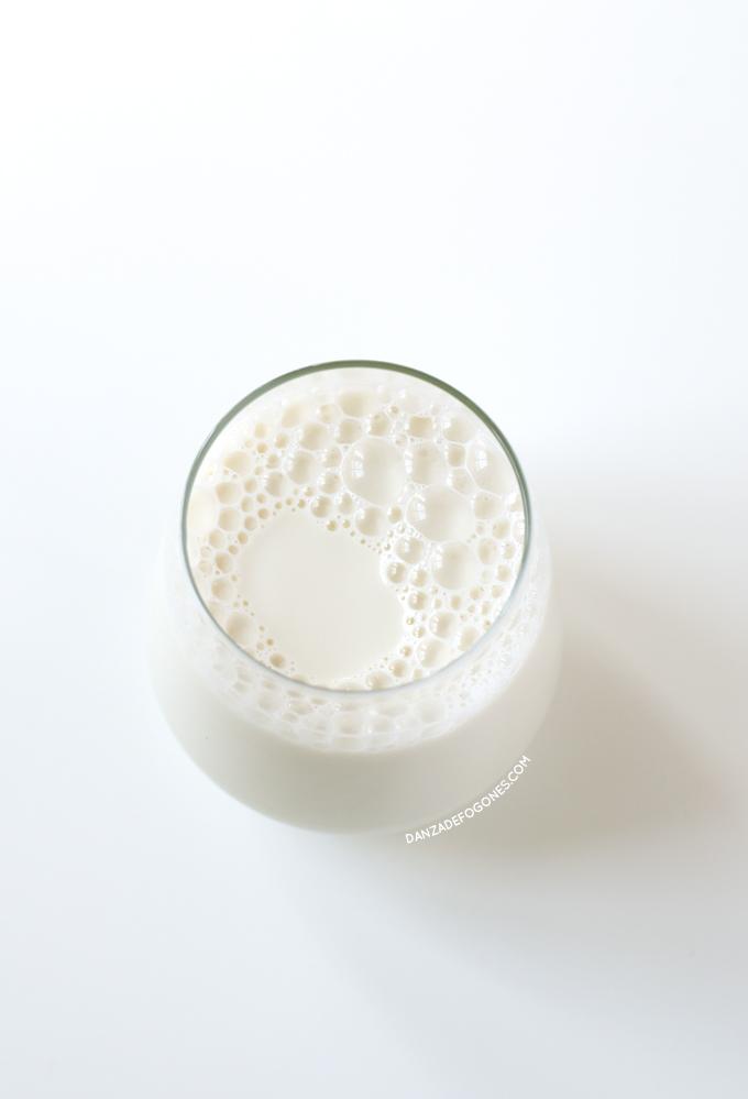Leche de anacardos. La leche de anacardos es mi preferida, está riquísima. La he hecho con Chufamix, un utensilio muy fácil de usar para preparar cualquier leche vegetal. | danzadefogones.com #danzadefogones