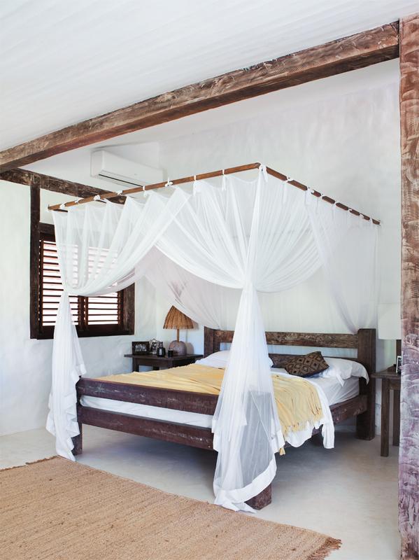 Decorar en blanco y madera en una preciosa casa de Brasil | Decoración