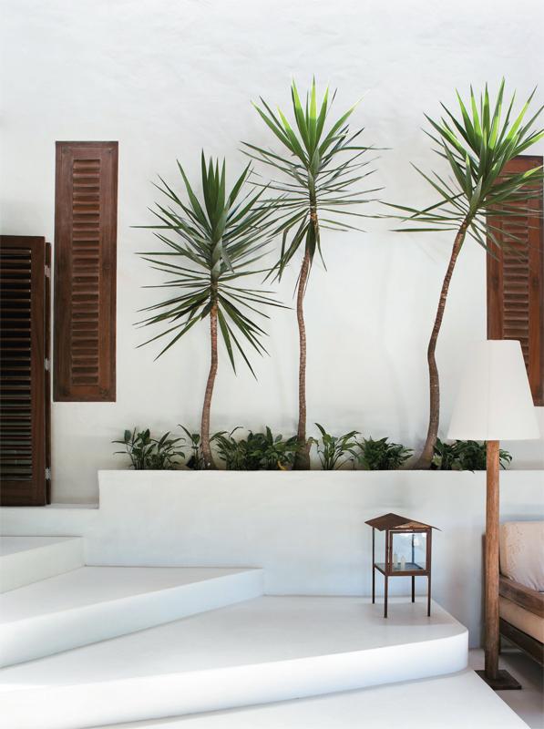 Decorar en blanco y madera en una preciosa casa de Brasil | Decoración