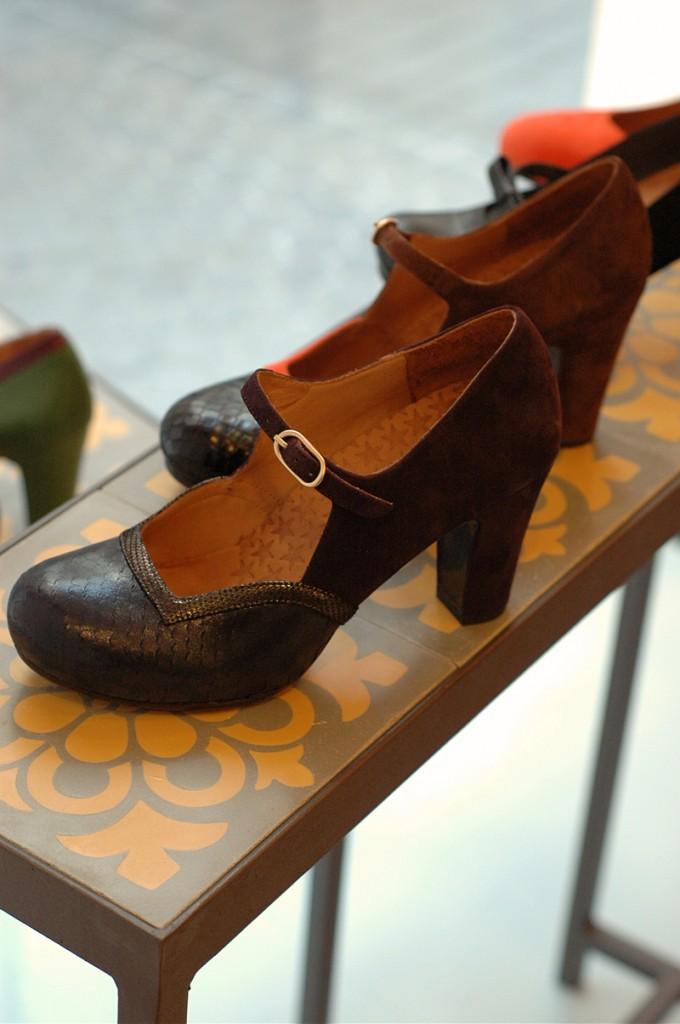 shoes display by www.mundda.com