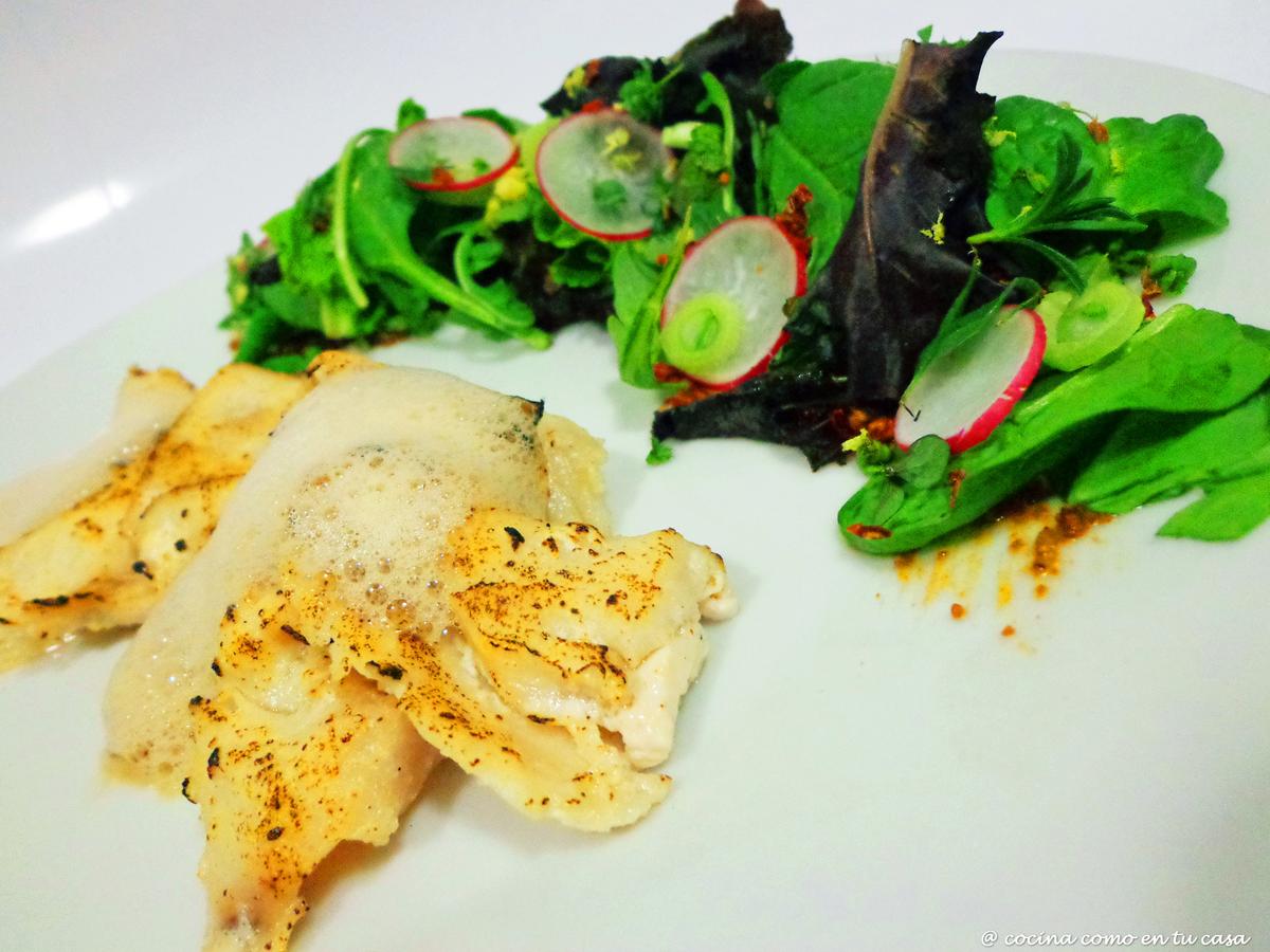 Pez espada confitado a 65º Cy ahumado a la llama, aire de ajo negro con mezclum de brotes tiernos con toques asiáticos 2