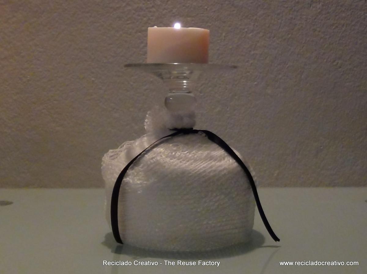 Copa convertida en portavelas con vendas