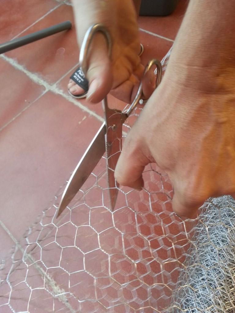 Cortamos la malla de gallinero a la medida de la puerta