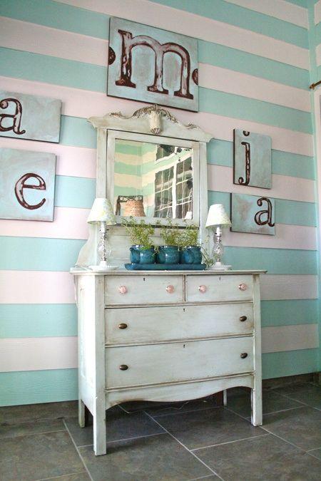 Pared de rayas azules de Liz Marie Blog