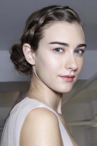 Trenza diadema con moño bajo