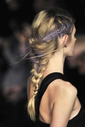 Peinado con trenzas y color