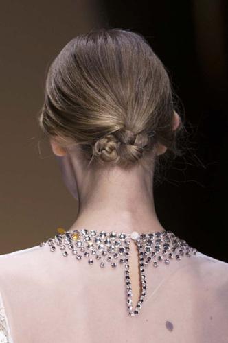 Moño bajo pequeño con trenza