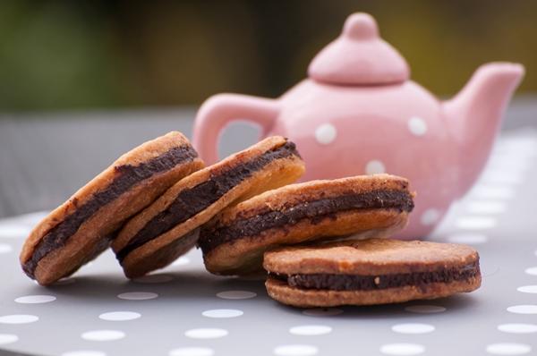 Galletas de masa quebrada rellenas de chocolate