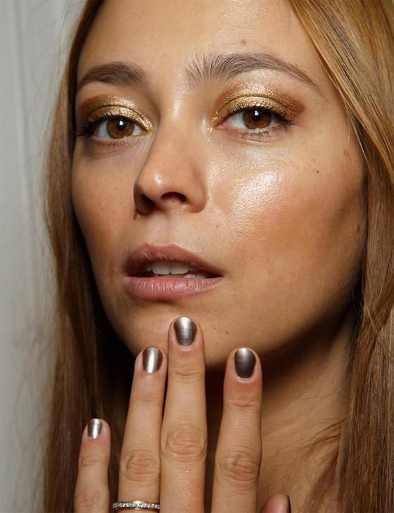 tips de maquillaje uñas y ojos metalizadas 