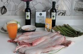 merluza con salsa de naranja y espárragos