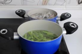 merluza con salsa de naranja y espárragos