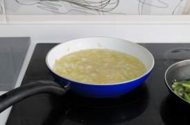 merluza con salsa de naranja y espárragos