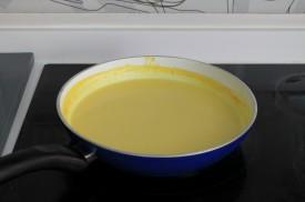 merluza con salsa de naranja y espárragos