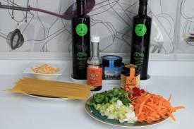 espaguetis con pollo asado en salsa de soja y miel