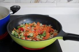 espaguetis con pollo asado en salsa de soja y miel