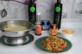 espaguetis con pollo asado en salsa de soja y miel