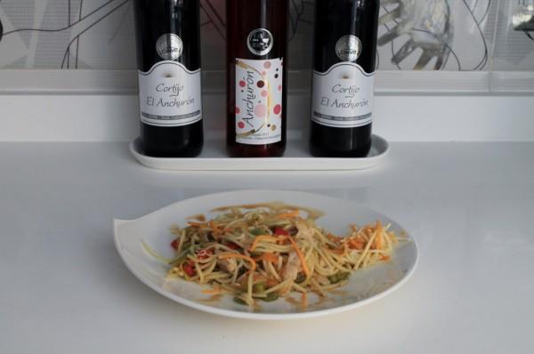 espaguetis con pollo asado en salsa de soja y miel