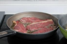 entrecot de ternera a la miel con salsa de ciruelas pasas