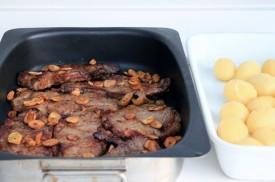 entecot de ternera a la miel con salsa de ciruelas pasas