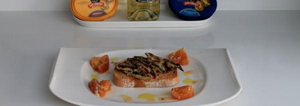 anchoas en tostada con ajo y perejil