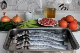 lubina al horno rellena de jamón y espárragos