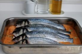 lubina al horno rellena de jamón y espárragos