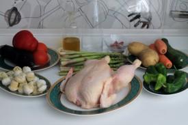 pollo asado con verduras al horno en su jugo