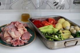 pollo asado con verduras al horno en su jugo