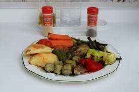 pollo asado con verduras al horno en su jugo
