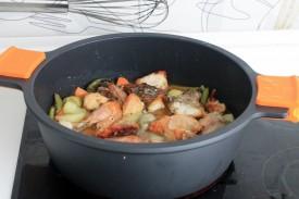 pollo asado con verduras al horno en su jugo