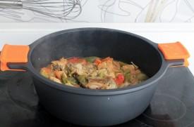 pollo asado con verduras al horno en su jugo