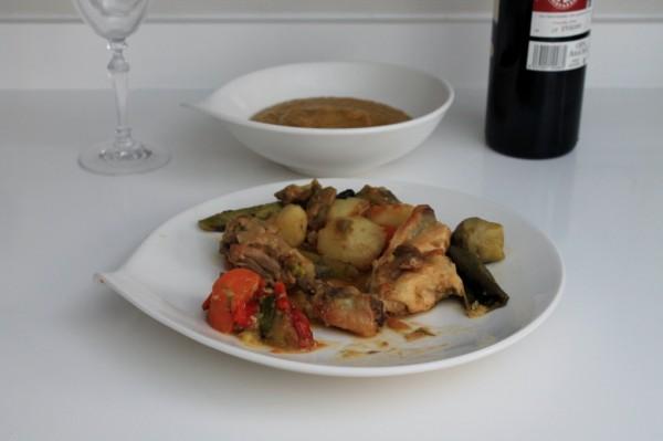 pollo asado con verduras al horno en su jugo