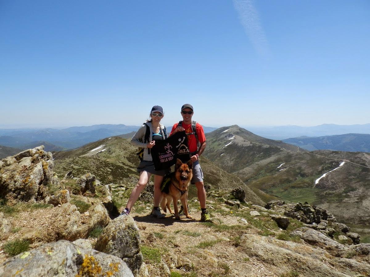 Los-tres-senderistas-en-la-cima