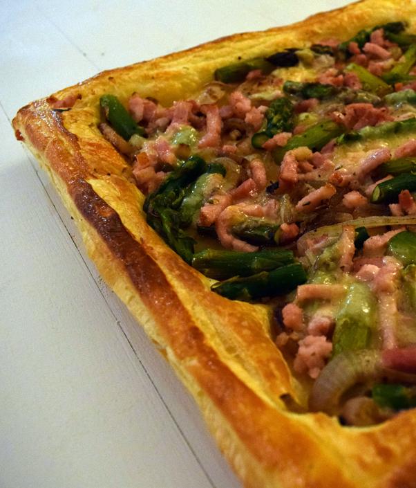 Hojaldre de espárragos trigueros, bacon y cebolla, para días creativos.