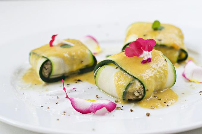 Ravioli de calabacín y gambas con salsa de batata y coco