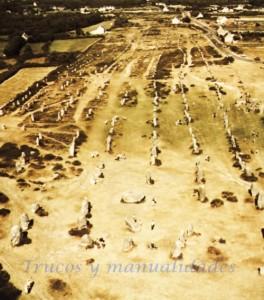 Los tres alineamientos de Carnac (Bretaña) datan del neolítico y se extienden a lo largo de 4 km (grupos de Mènec, de Kermario y de Kerlescan) y constan de 2934 menhires y dólmenes. En 1862 se descubrieron bajo un túmulo unas cámaras funerarias que contenían collares de hueso y hachas planas de piedra pulimentada.